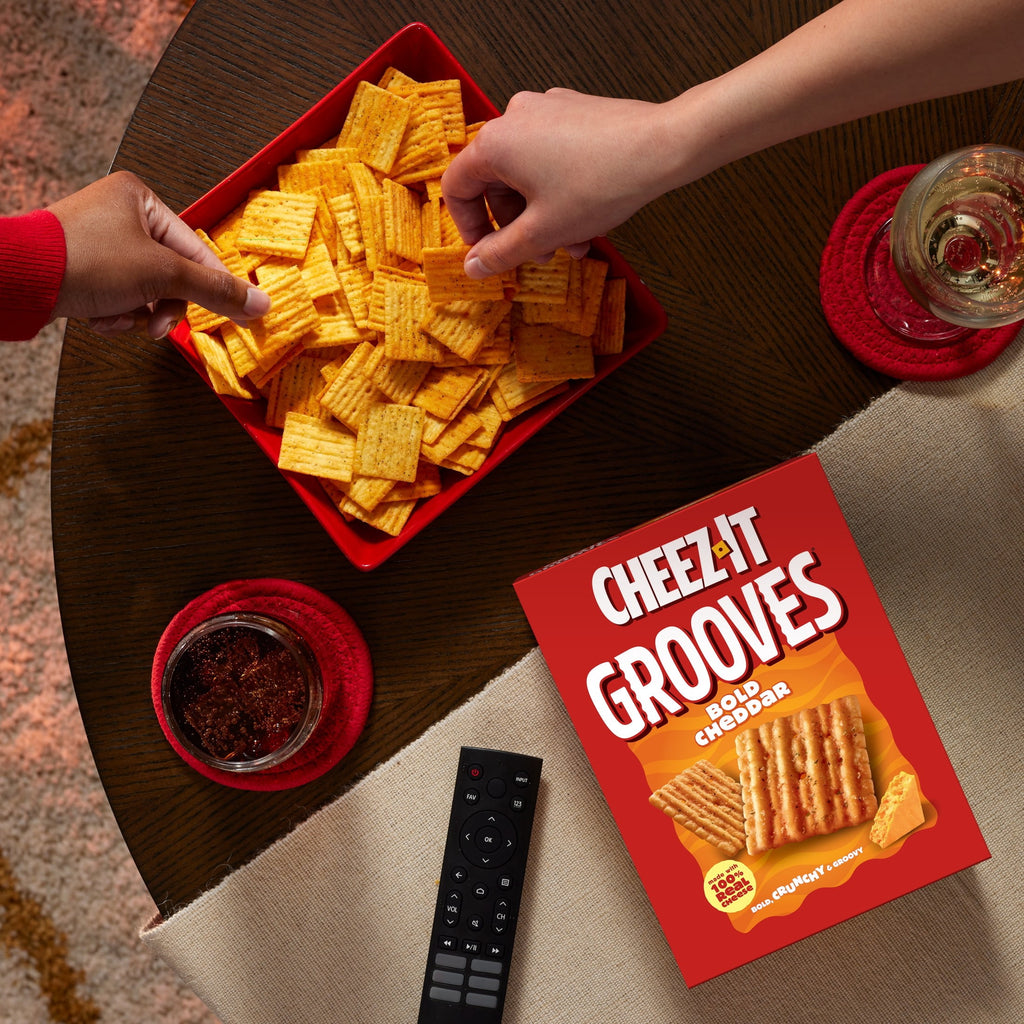 Cheez-It Grooves Bold Cheddar Cheese Crackers, Crunchy Snack Crackers, 9 oz